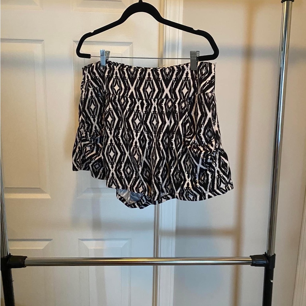 Black and white cotton shorts